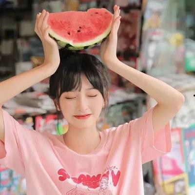 网红农村女孩吃瓜图片,网红农村女孩的田园生活剪影