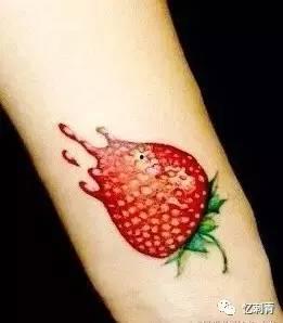 纹身女网红酒吧吃瓜,揭秘娱乐圈幕后风云