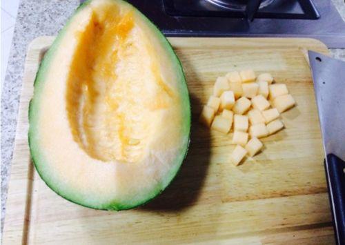 网红大鹅吃哈密瓜,哈密瓜美食之旅